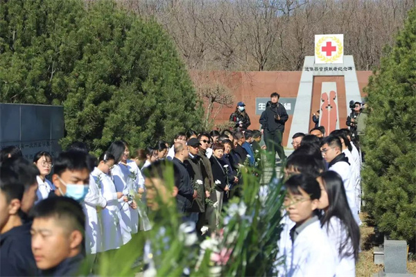 “禮敬捐獻(xiàn)?延續(xù)大愛(ài)”經(jīng)濟(jì)學(xué)院組織師生參加遺體器官捐獻(xiàn)緬懷紀(jì)念活動(dòng)